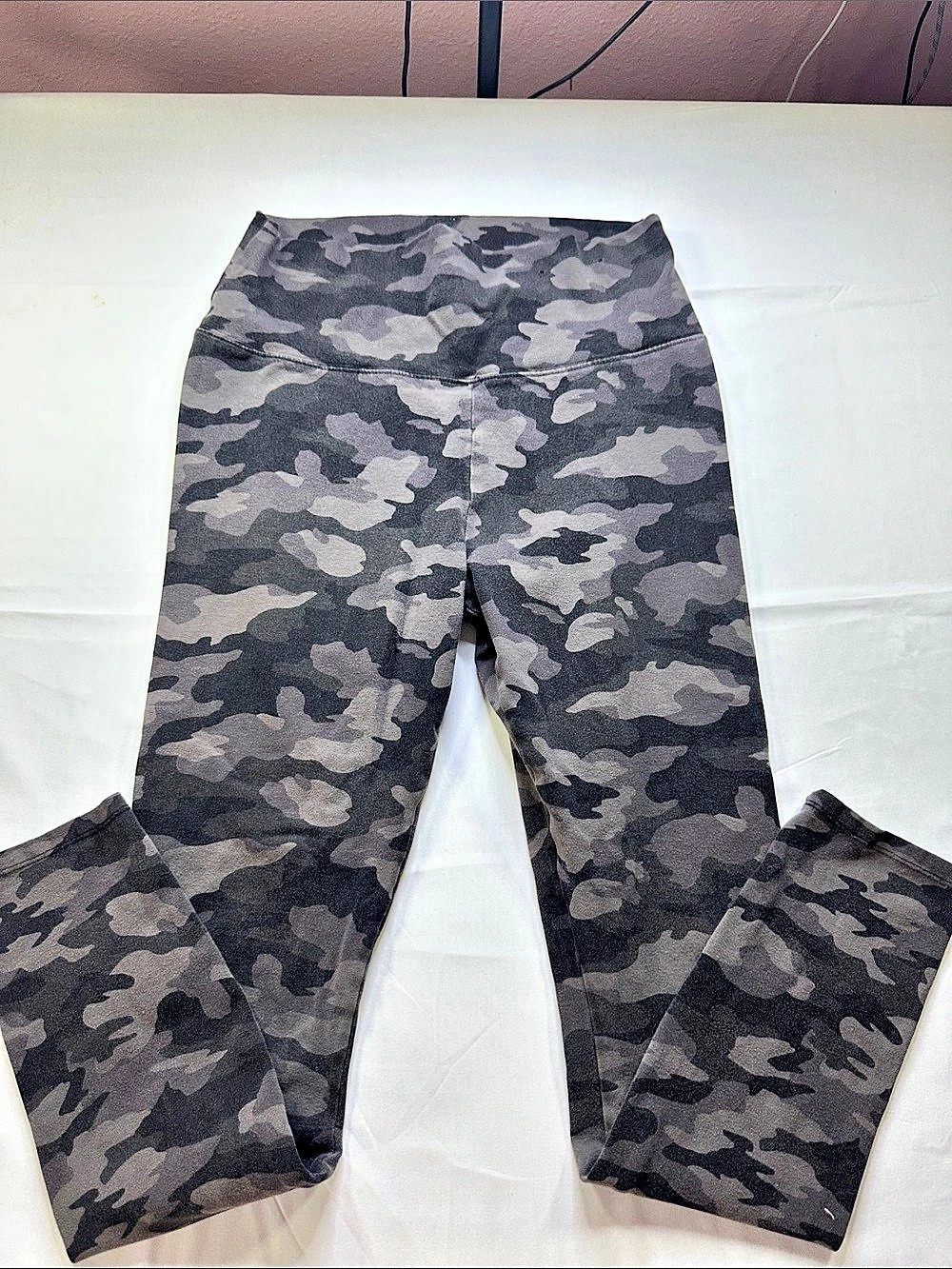 Simply Vera Wang High Rise Live-In Camo Leggings Gray & Black Medium
